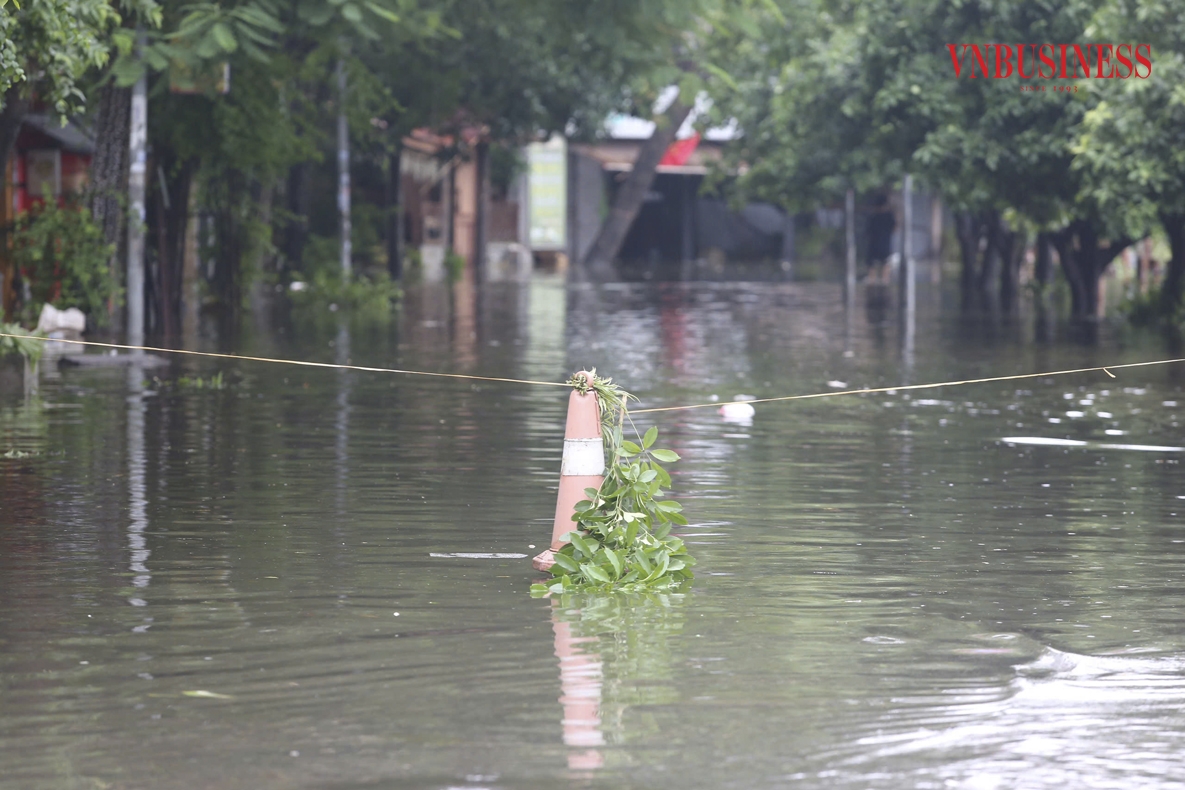 Dự báo nước sông Nhuệ sẽ còn tiếp tục dâng cao nếu tình trạng mưa lớn vẫn tiếp diễn. Phạm Hòa