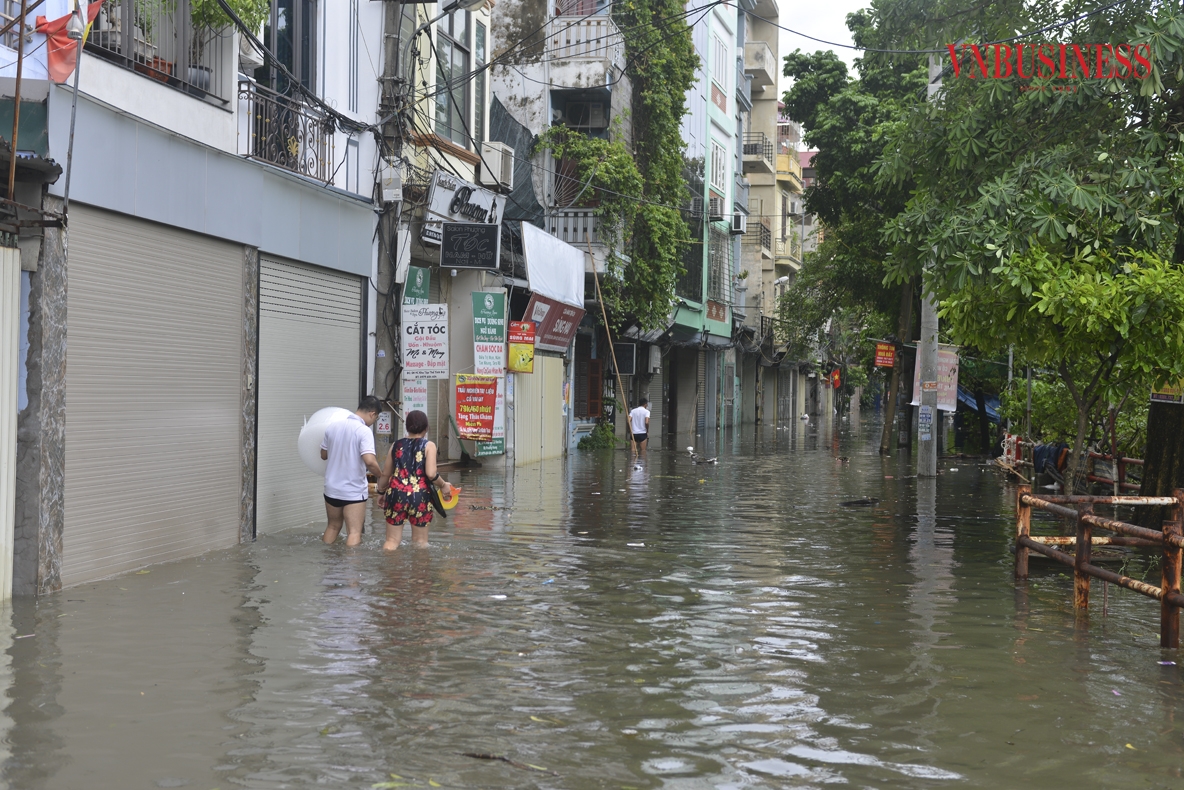 Mực nước sông Nhuệ tại quận Hà Đông dâng cao tràn vào các khu dân cư khiến nhiều nơi lối đi chìm sâu trong biển nước.