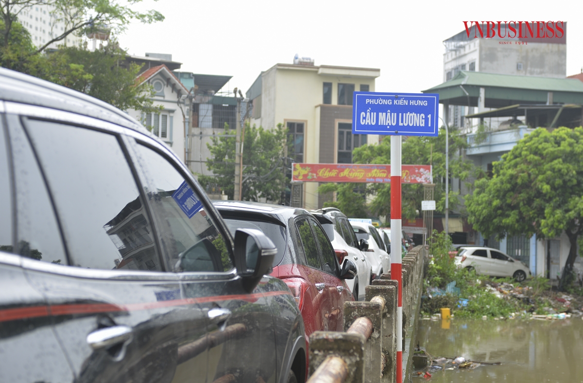 Nhiều người lựa chọn đưa các phương tiện cá nhân lên cầu, hoặc nơi cao ráo để tránh các thiệt hại có thể xảy ra.