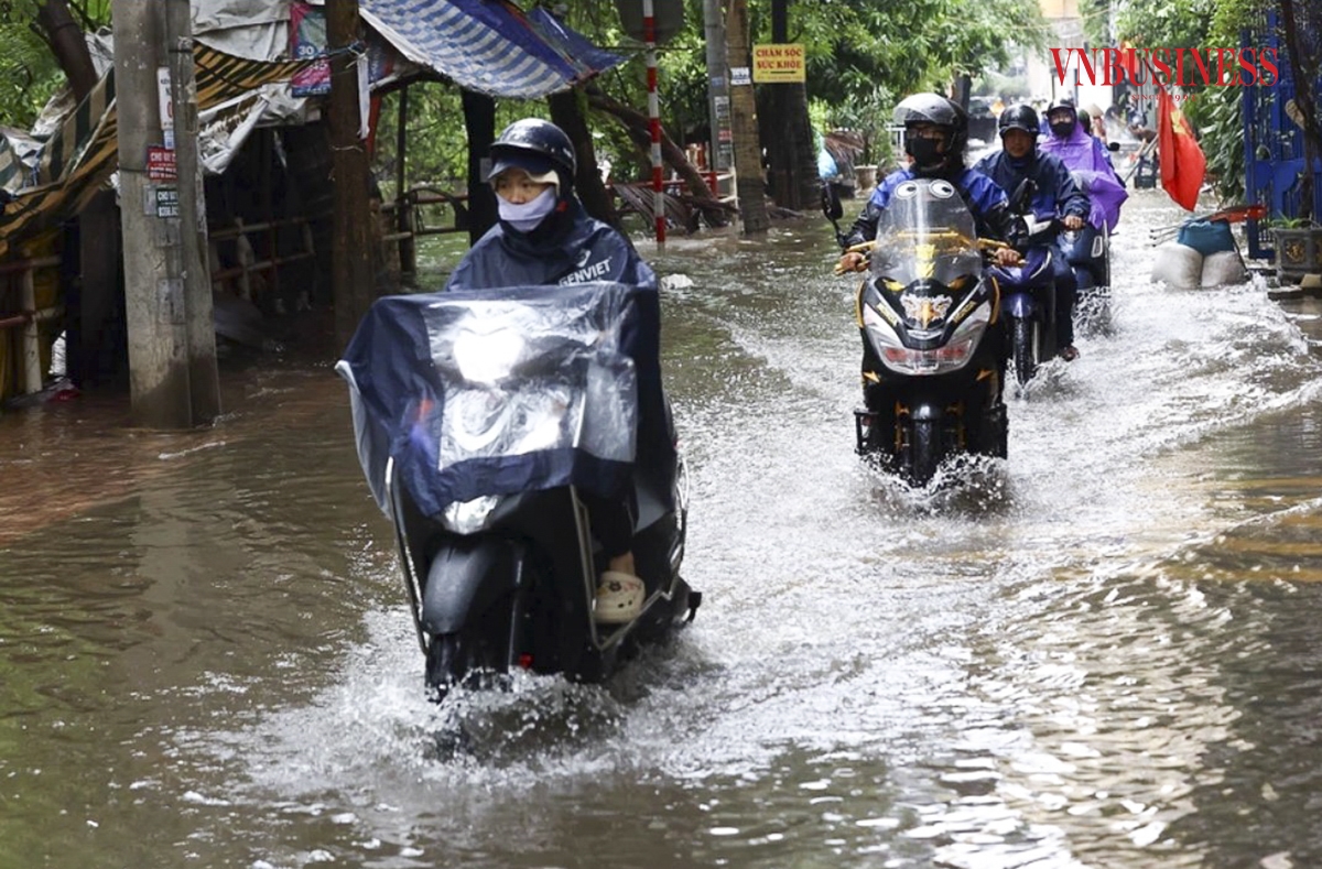 Khu vực phố Cầu Bươu &lpar;đoạn viện K cơ sở Tân Triều&rpar; nước đã rút, tuy nhiên một vài con ngõ nhỏ vẫn đang đang ngập sâu từ ngày 9/9 tới nay.
