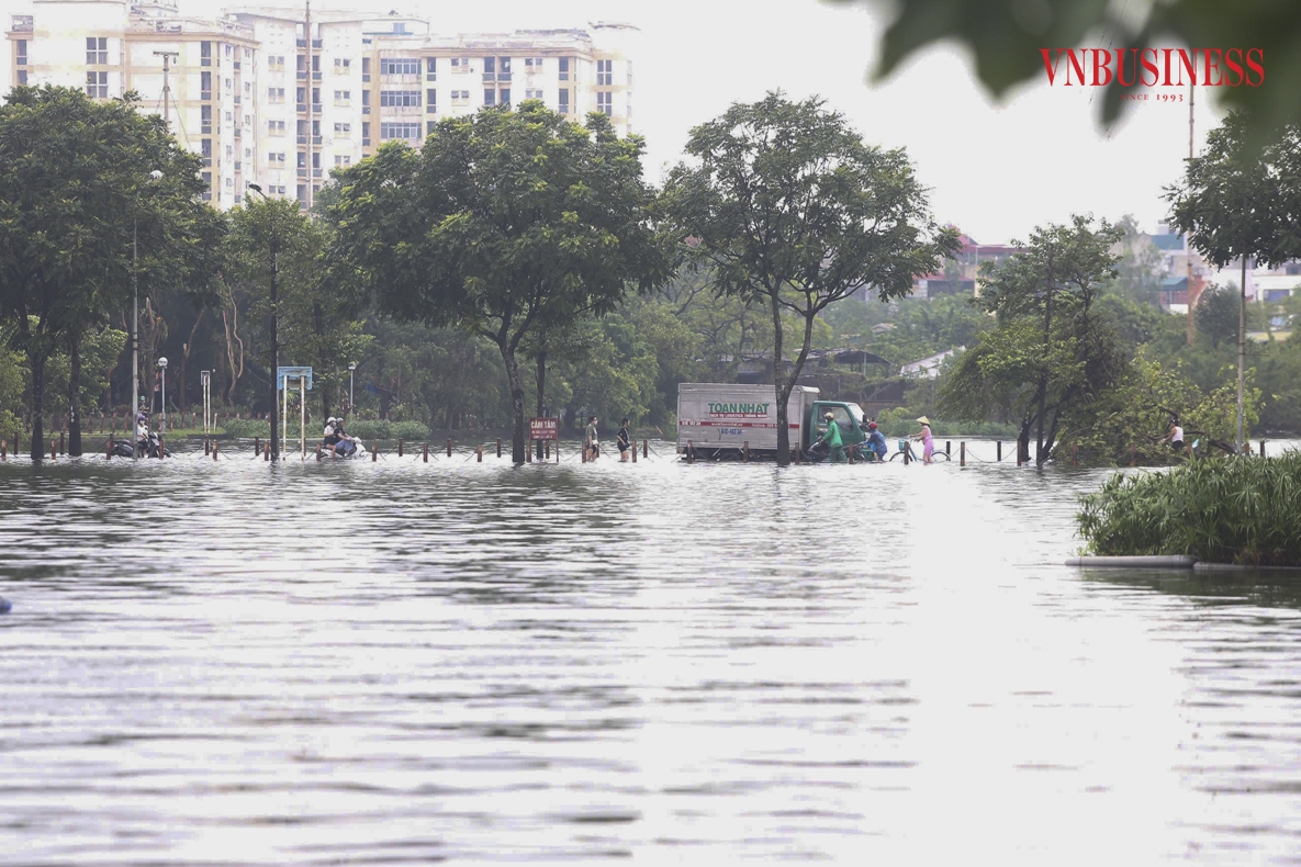 Theo ghi nhận của VnBusiness, nước sông Nhuệ lên cao, tràn vào khiến hồ Văn Quán, hồ Than Thở và một số con đường xung quanh “hòa làm một”.