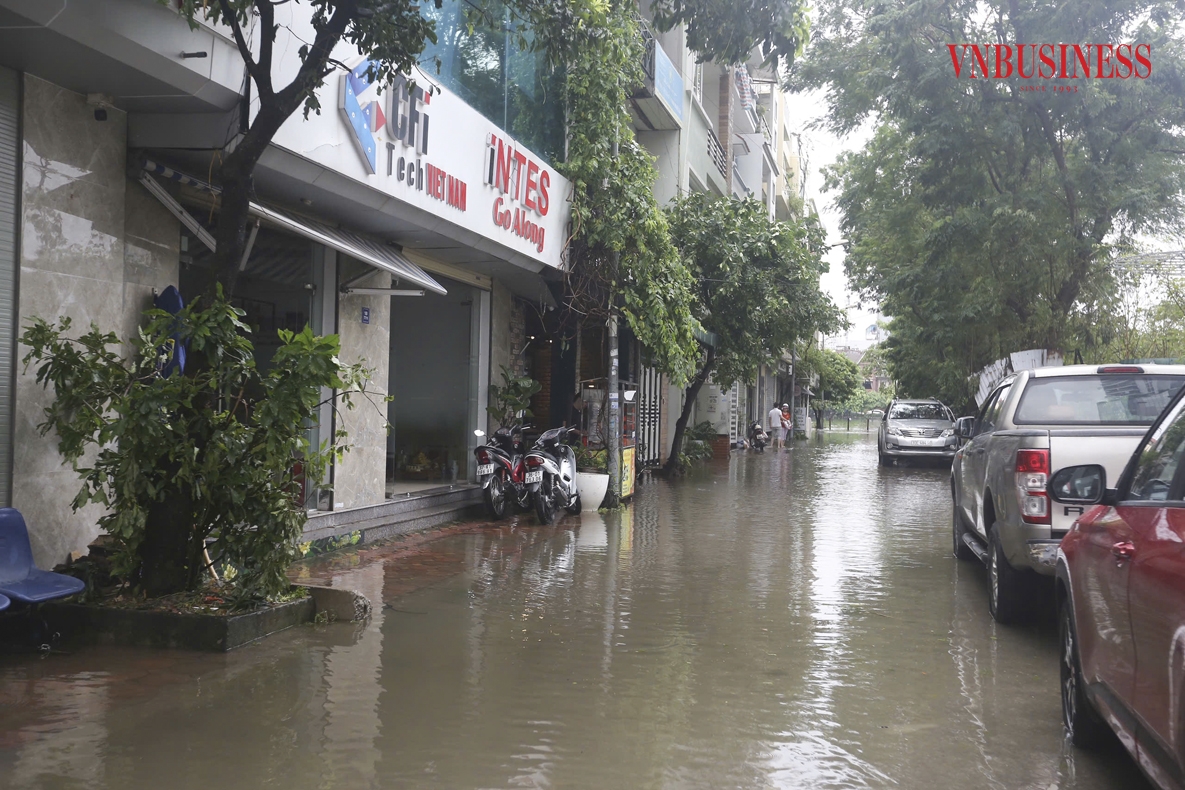 Các lối đi khu vực xung quanh khu đô thị Văn Quán đều ngập nước.