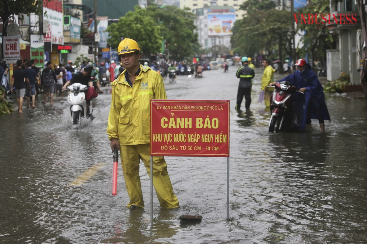 Đơn vị chức năng cắm biển cảnh báo, bố trí công nhân ứng trực tại các khu vực có mực nước sâu, nguy hiểm.