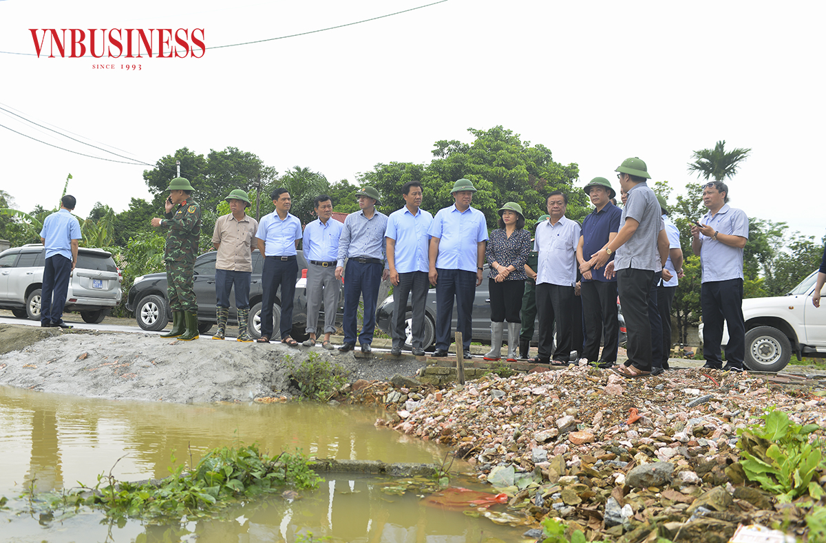 Bộ trưởng NN&PTNT Lê Minh Hoan kiểm tra công tác đảm bảo an toàn hệ thống đê điều và các công trình phòng, chống thiên tai tại huyện Chương Mỹ, TP Hà Nội.