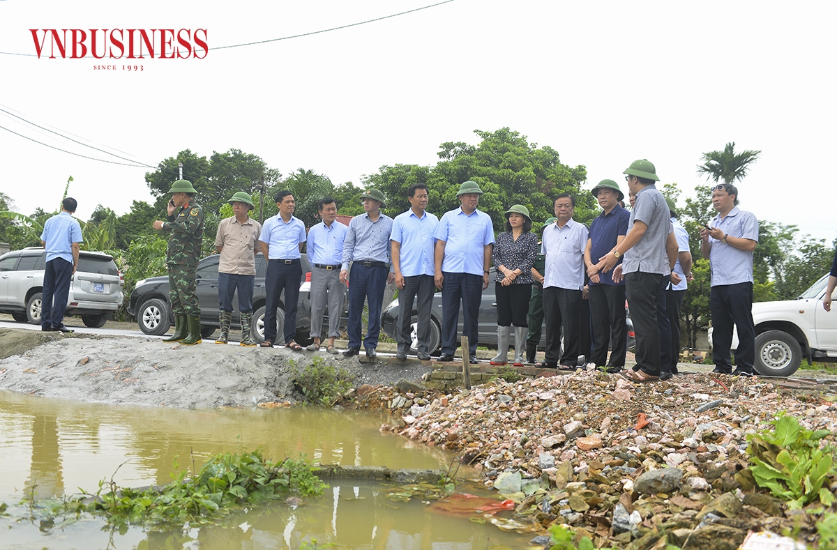 Bộ trưởng NN&PTNT Lê Minh Hoan kiểm tra công tác đảm bảo an toàn hệ thống đê điều và các công trình phòng, chống thiên tai tại huyện Chương Mỹ, TP Hà Nội.