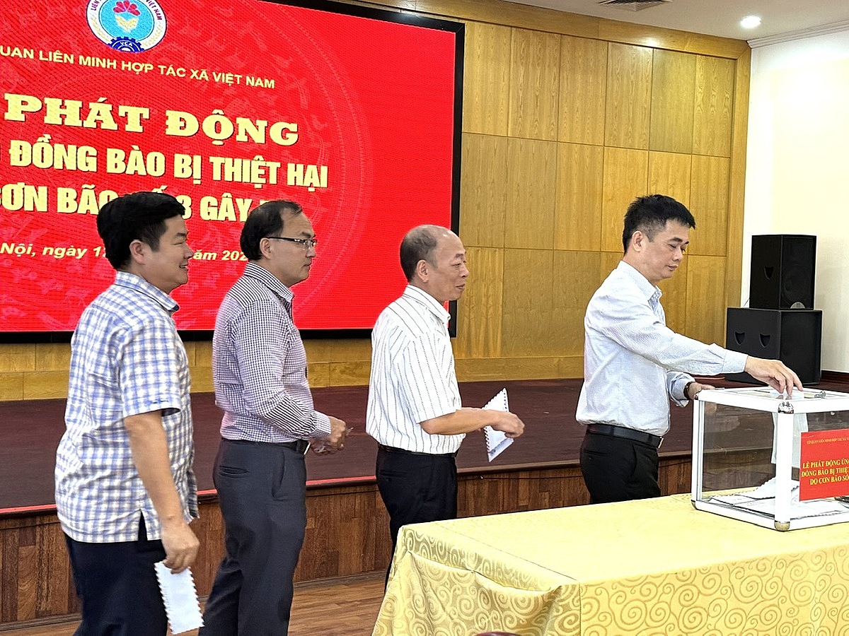 Các công chức, viên chức trong hệ thống Liên minh HTX Việt Nam quyên góp, ủng hộ nhân dân vùng bị bão lũ.