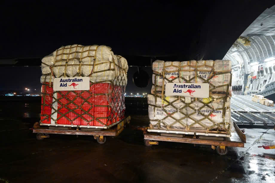 Lô hàng viện trợ khẩn cấp đầu tiên của Australia đã đến Hà Nội trong đêm 11/09.