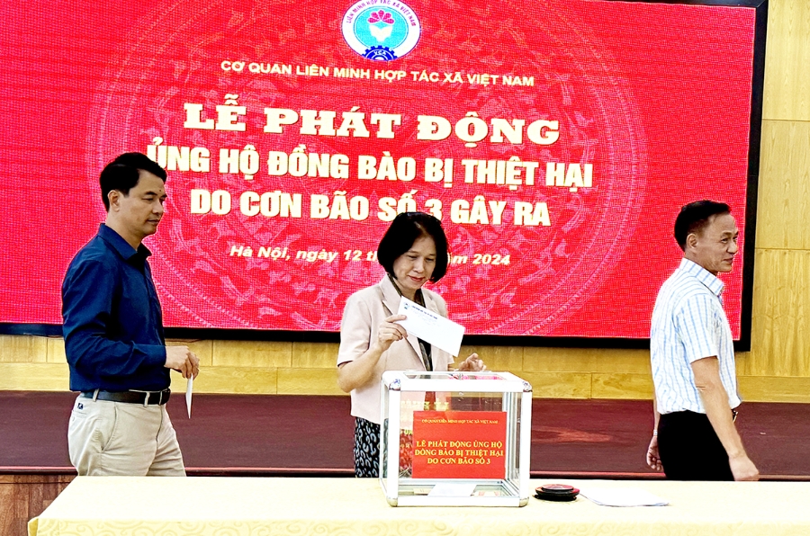 Các Phó Chủ tịch Liên minh HTX Việt Nam quyên góp, ủng hộ nhân dân vùng bị ảnh hưởng bởi bão lũ.