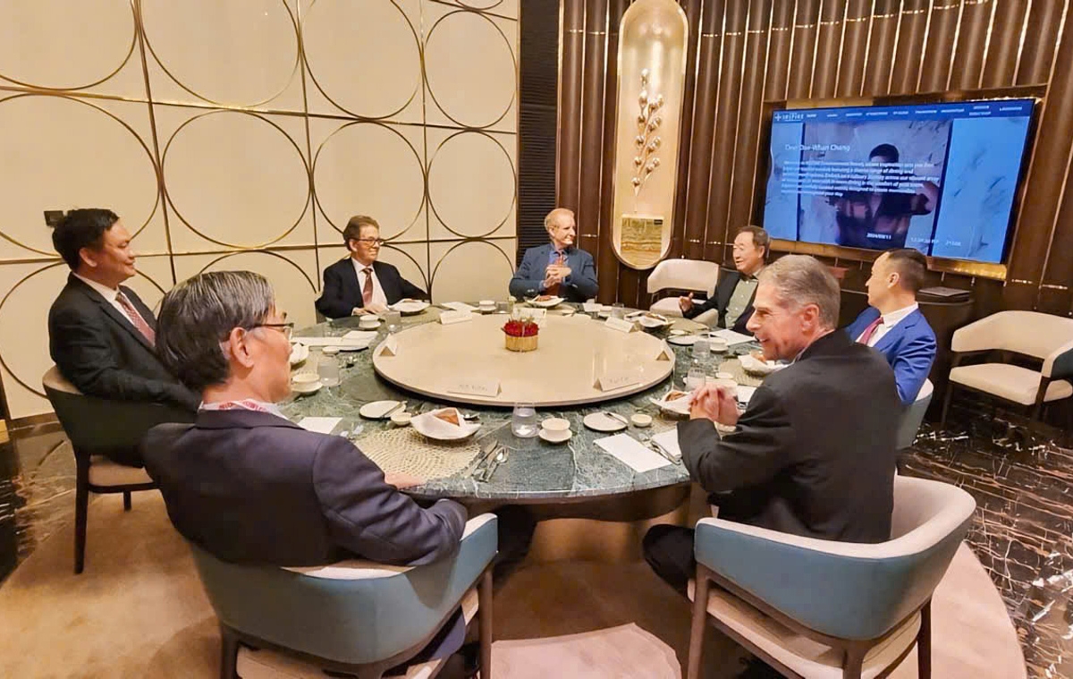 Ông Nguyễn Hồ Nam trao đổi các cơ hội đầu tư và hợp tác với Việt Nam cùng ông Arthur Laffer, Nhà kinh tế học, Chủ tịch Laffer Associates; ông Kohei Itoh, Hiệu trưởng Đại học Keio; ông Michael Beckley, Giáo sư tại Đại học Tufts; ông Todd Buchholz, Cựu Giám đốc Chính sách Kinh tế tại Nhà Trắng và ông Paul Zak, Giáo sư tại Đại học Claremont Graduate tại buổi gặp mặt do Tiến sĩ Chang Dae-Whan chủ trì.