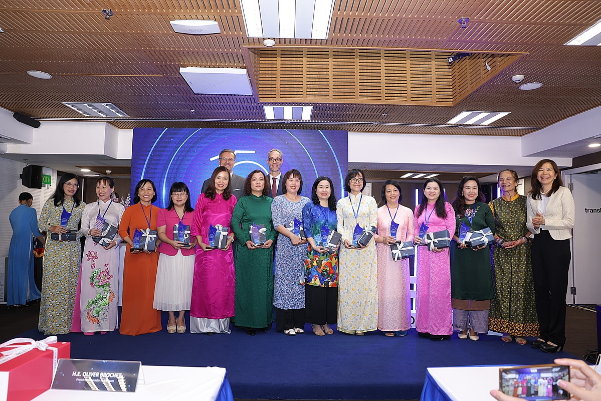 Các nhà khoa học nhận kỷ niệm chương.