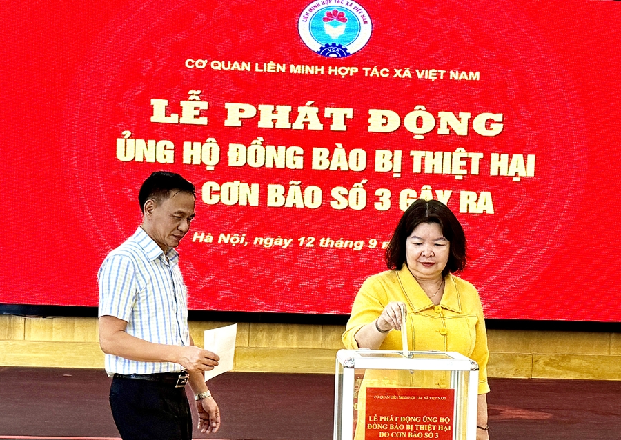 Chủ tịch Liên minh HTX Việt Nam Cao Xuân Thu Vân quyên góp, ủng hộ nhân dân vùng bị bão lũ, thiên tai.