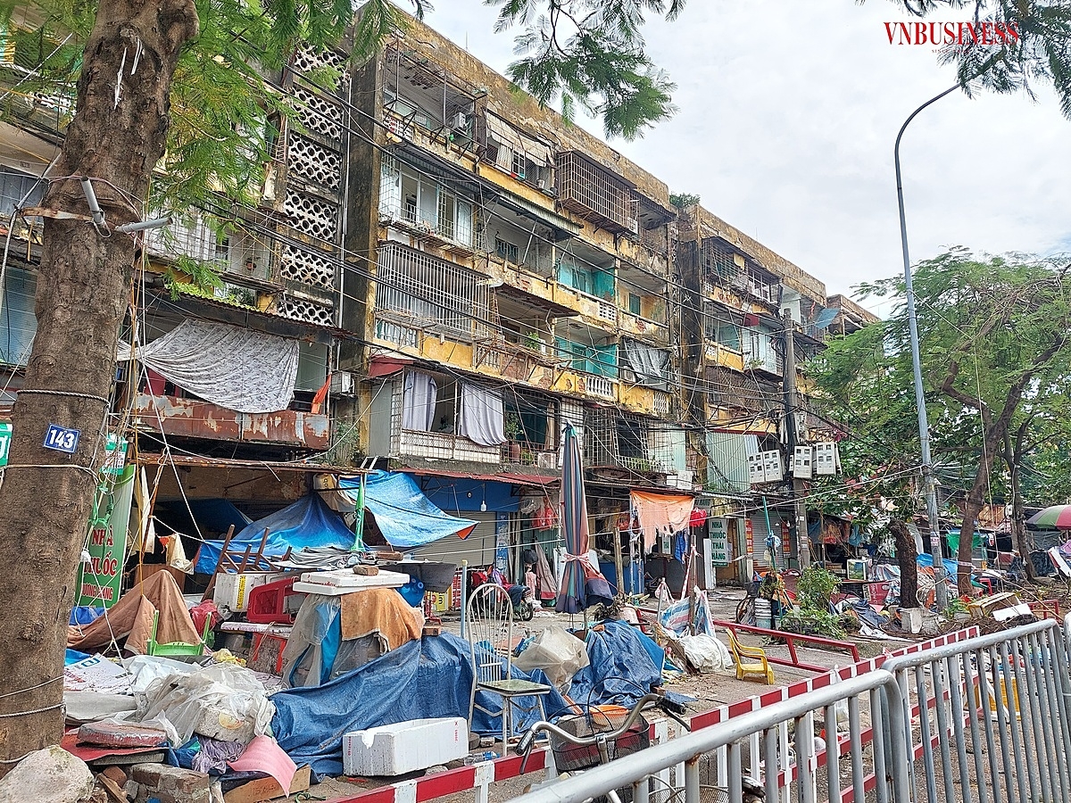 Sau bão, khu chung cư Vạn Mỹ tan hoang, có thể sập bất cứ lúc nào. Hiện nay, người dân tại đây đã được di dời đi nơi khác.