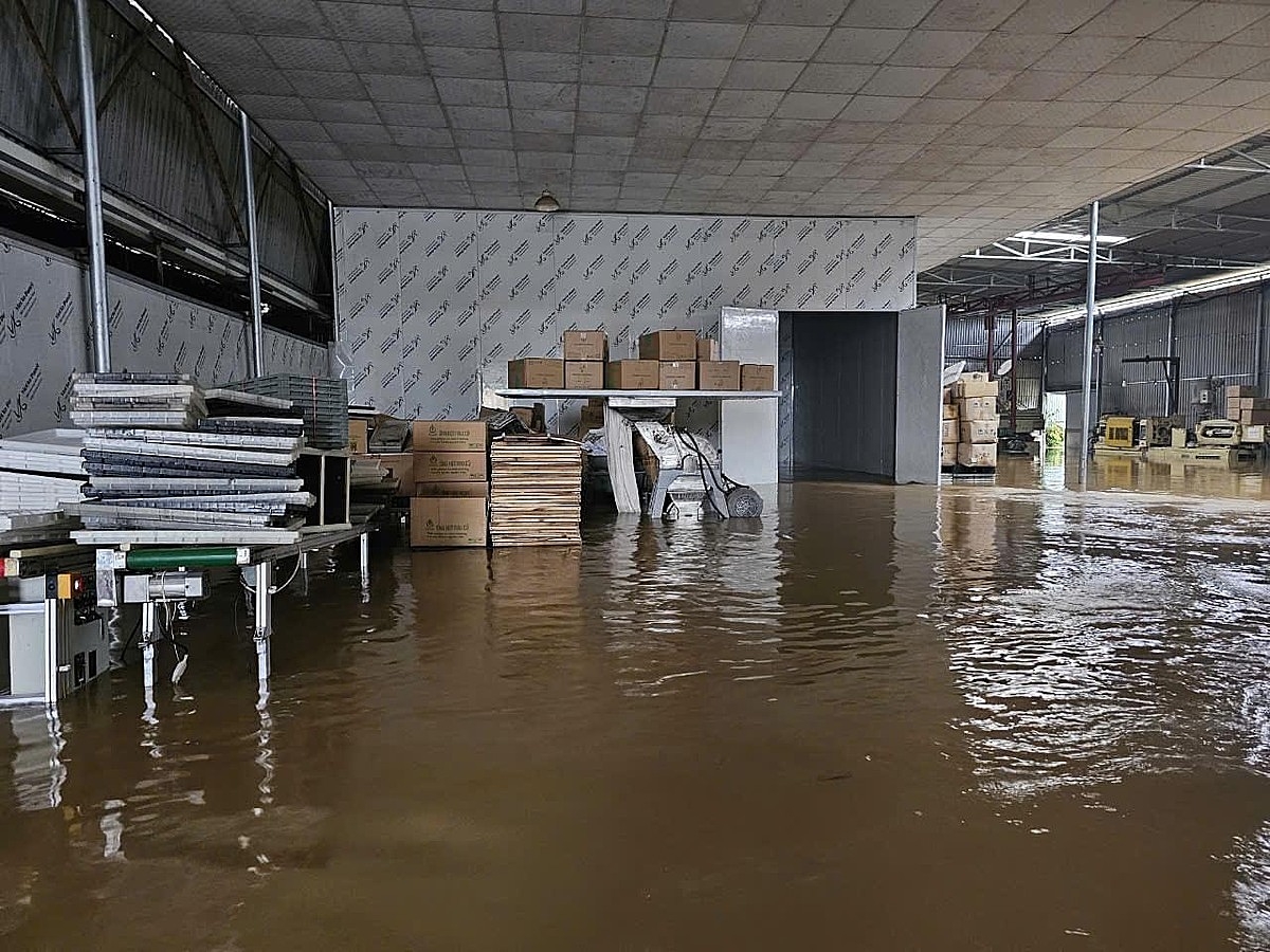 Xưởng sản xuất của HTX Sông Hồng bị ngập nước cuốn trôi nhiều hàng hóa.