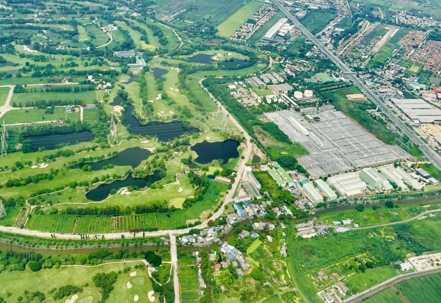 Việc các địa phương không điều chỉnh bảng giá đất kịp thời hay điều chỉnh bảng giá đất tăng quá cao đều dẫn đến các nguy cơ tiềm ẩn với thị trường bất động sản và sự phát triển kinh tế - xã hội.