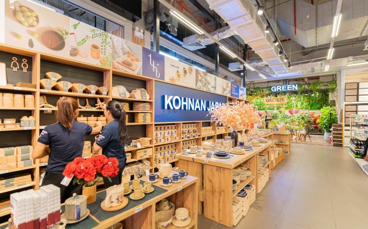 Bên trong một chuỗi cửa hàng bán lẻ của Nhật Bản tại Việt Nam.