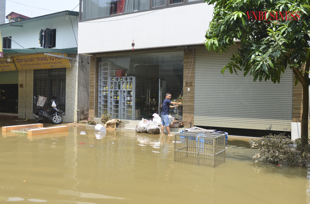 Hoàn lưu cơn bão số 3 khiến mực nước sông Hồng dâng cao, toàn bộ khu vực xã Bát Tràng bị ngập sâu trong nước, các hoạt động sản xuất, giao thương của bà con bị ảnh hưởng nghiêm trọng.
