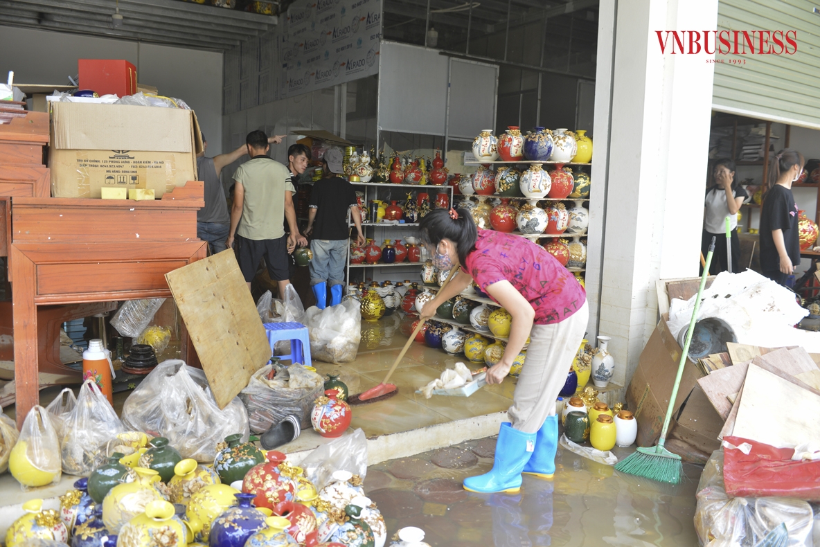 Nền nhà tôi nước ngập đến đầu gối, sản phẩm đồ gốm giá trị cao đã phải di chuyển thật nhanh lên trên tầng 2, số còn lại chìm sâu trong nước. Nay nước rút, thời tiết nắng ráo nên tranh thủ thau rửa, dọn dẹp”. Chị Bùi Lệ Thủy chia sẻ.