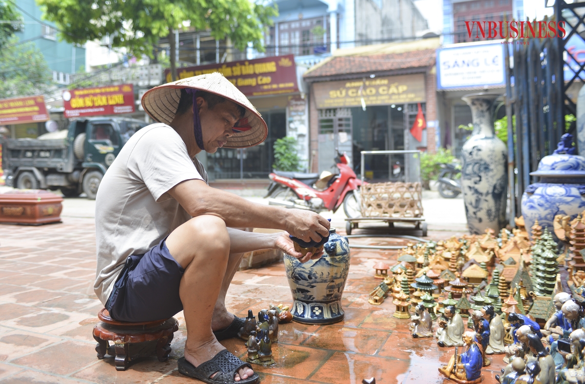 Cũng phải tầm trên 20 năm nay mới lại bị ngập một trận lớn như thế, rất nhiều sản phẩm của chúng tôi bị hỏng, vỡ do va đập hoặc bị nước cuốn trôi. Hiện tại chưa thể đếm được số lượng sản phẩm hỏng, nhưng ước tính thiệt hại lên tới hàng trăm triệu đồng. Ông Lê Ngọc Tuấn cho biết.