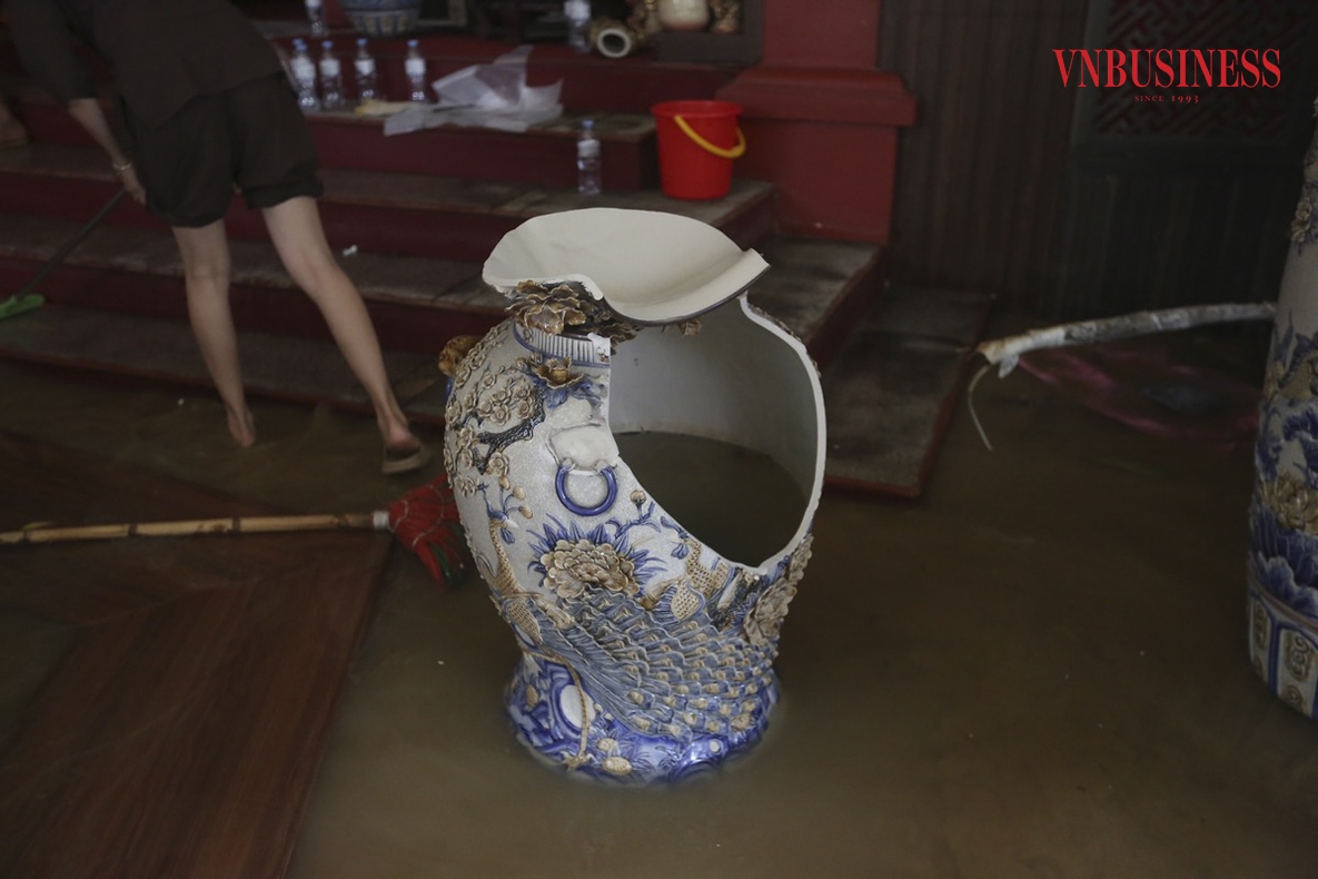 Hộ kinh doanh Tuấn Thủy cho biết, thiệt hại hơn nửa tỷ đồng sau trận ngập. Nước lũ vào, dâng nhanh, không chạy kịp khiến các sản phẩm va đập vào nhau, nhiều chiếc lục bình cỡ lớn có giá hàng trăm triệu chưa kịp di chuyển thì đã đổ vỡ. Thiệt hại cửa hàng ước tính khoảng 600 triệu đồng, người này chia sẻ.