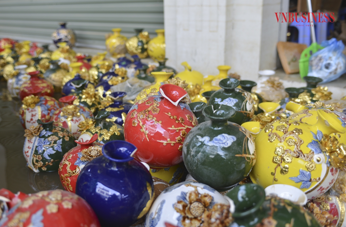 Nhiều sản phẩm nứt vỡ sau trận lũ đều phải bỏ đi trong sự tiếc nuối.