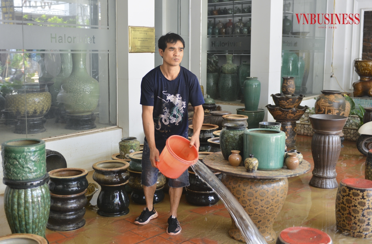 Những khu vực nước đã rút hẳn, việc kinh doanh, giao thương buôn bán tại đây đang bắt đầu trở lại. Phạm Hòa