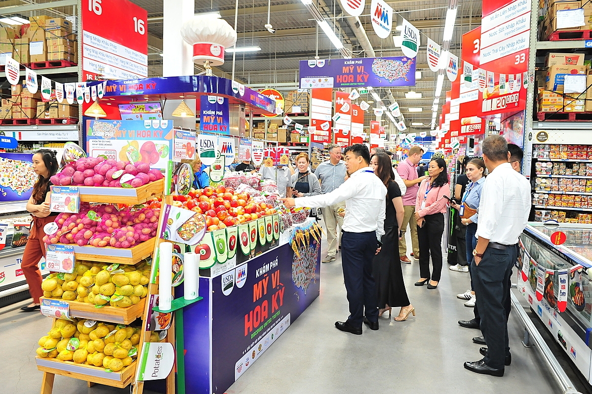Phái đoàn thương mại nông sản Hoa Kỳ tìm hiểu các mặt hàng nông sản bày bán tại MM Mega Market.