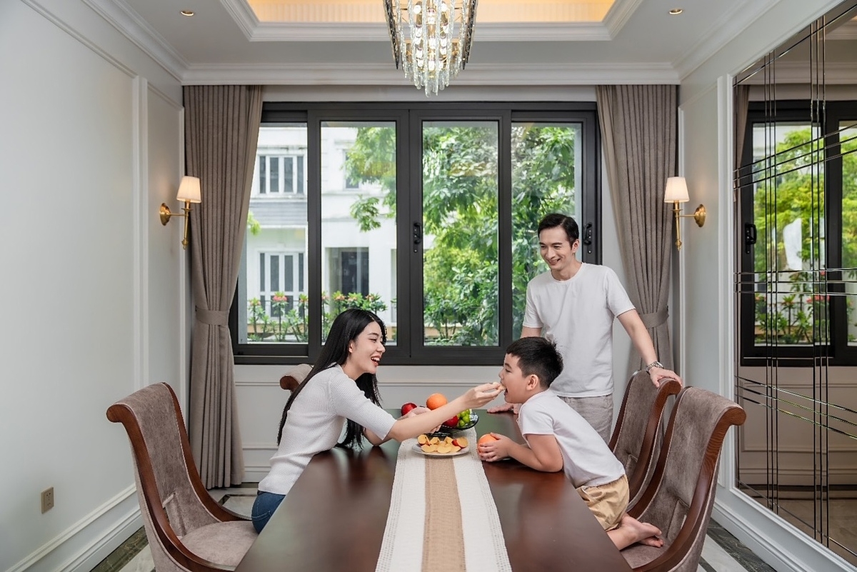 Lựa chọn các thiết kế cửa phù hợp tạo nên không gian sống an toàn cho các gia đình ngay cả khi thời tiết bên ngoài mưa dông, bão giật.