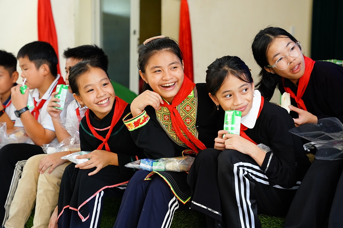 Nhận những phần quà gồm sữa tươi, sữa đặc của Vinamilk và bánh mì, các em đều hớn hở, vui thích vì đã có thể kịp đón trung thu sau những ngày bão lũ.