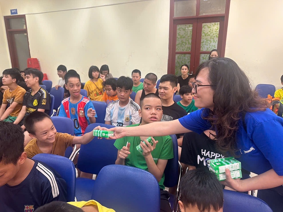 Trẻ em có hoàn cảnh đặc biệt tại Bắc Ninh cũng có một trung thu ấm áp hơn với các phần quà từ nhân viên Nhà máy sữa Tiên Sơn - Vinamilk.