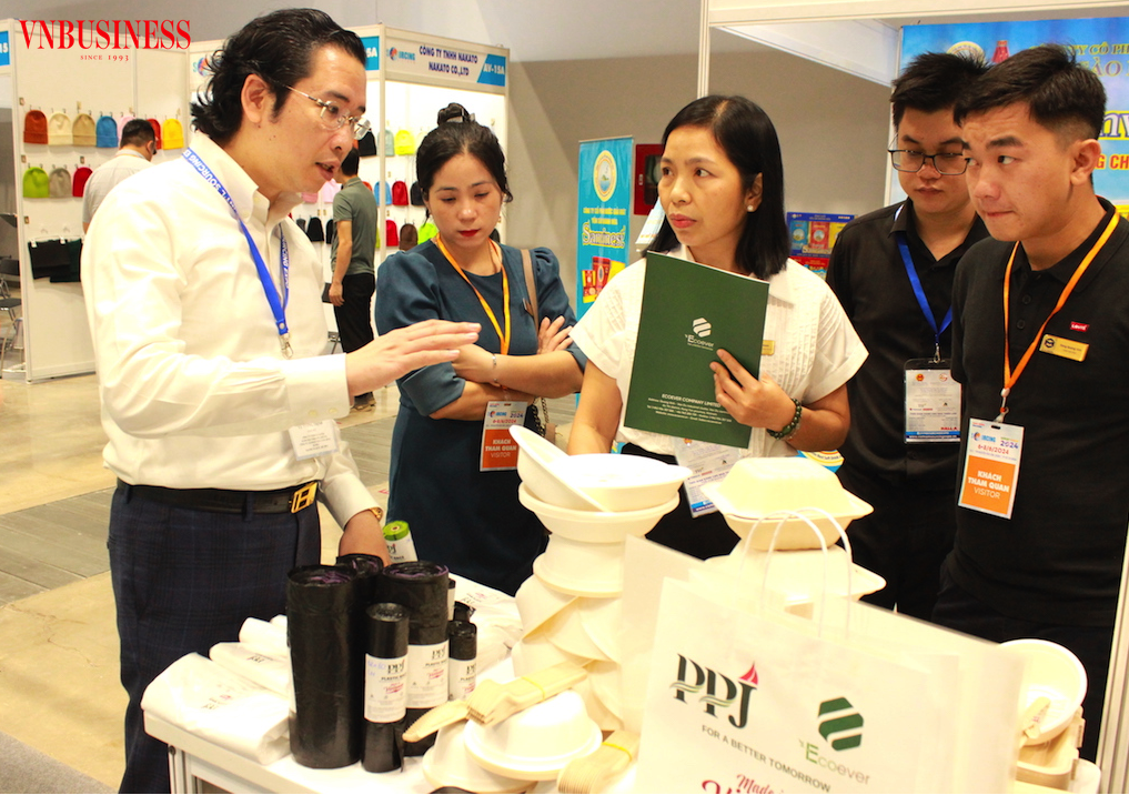 Để hàng Việt không thất thế trên “sân nhà” lẫn “sân khách” giữa “guồng máy” bán hàng trực tuyến, đang rất cần năng lực ứng dụng kỹ thuật số của các chủ DN phải được nâng cao hơn nữa.