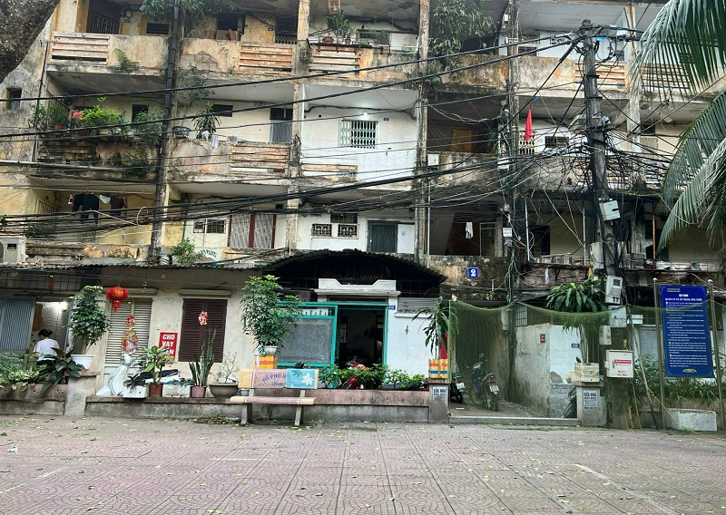 Sau bão số 3, nhiều nhà chung cư cũ thuộc diện cải tạo, xây dựng lại đã có hiện tượng nứt, nghiêng, không còn đảm bảo an toàn để tiếp tục sử dụng.