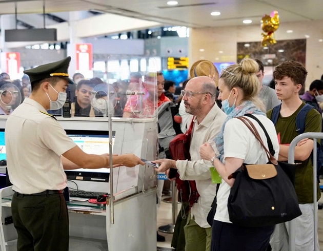 Sáu tháng đầu năm có trên 600 khách quốc tế bị từ chối nhập cảnh vào Việt Nam do giấy tờ không hợp lệ. &lpar;Ảnh minh hoạ&rpar;