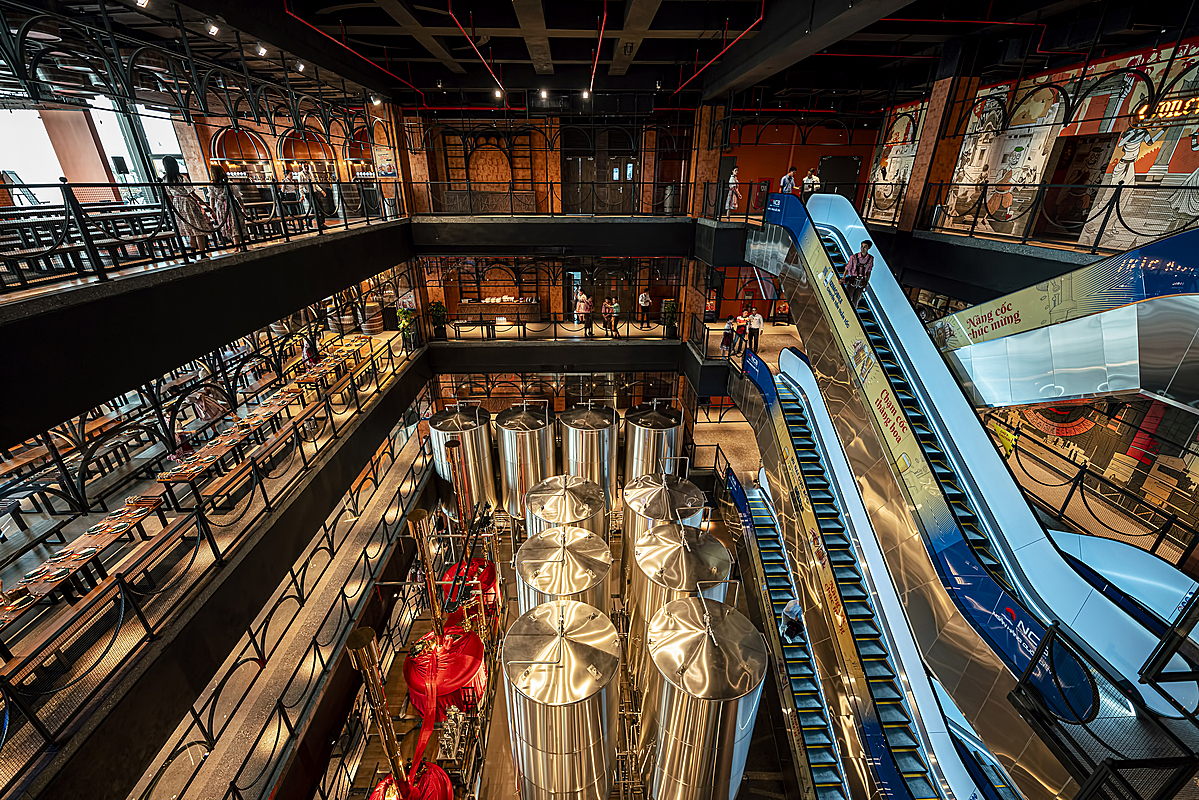 Không gian bên trong xưởng bia Bana Brew House.