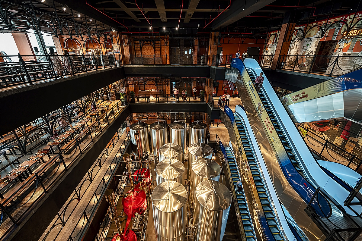 Không gian bên trong xưởng bia Bana Brew House.