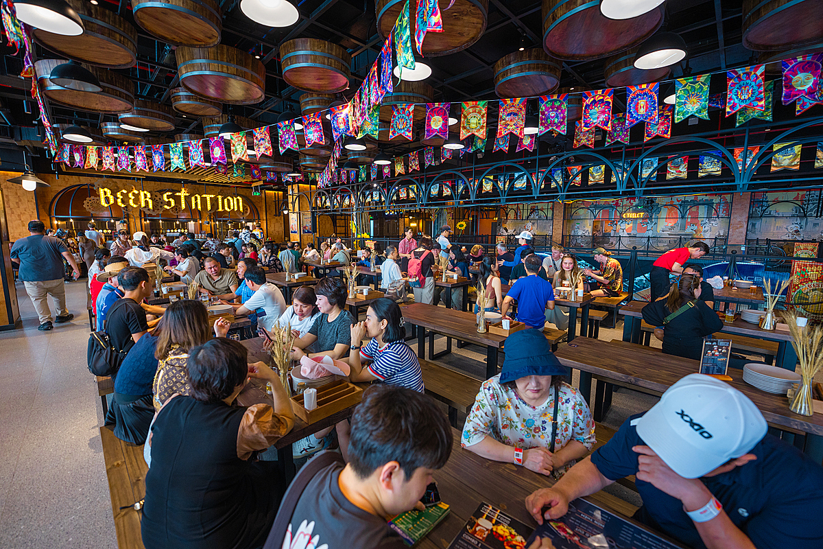 Du khách trải nghiệm bia tươi tại khu Beer Station bên trong xưởng bia Bana Brew House.