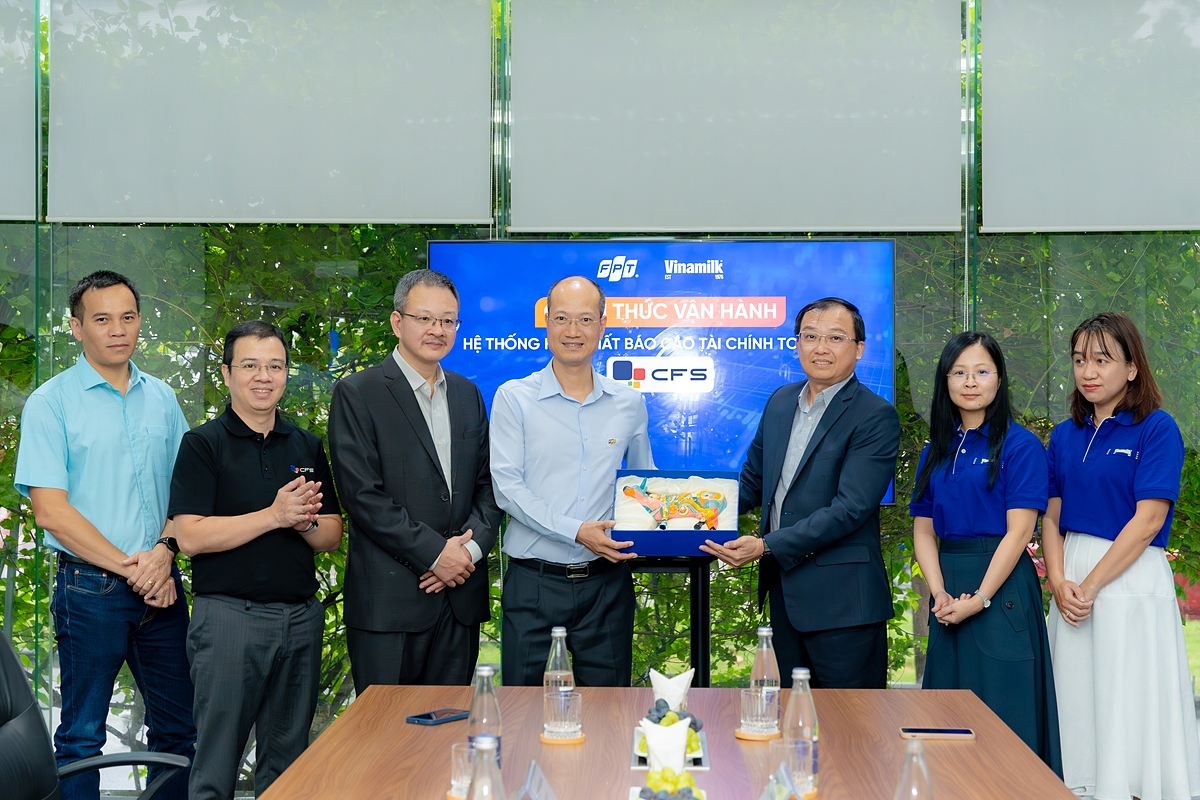 Đại diện Công Ty CP Sữa Việt Nam &lpar;Vinamilk&rpar; và Tập đoàn FPT công bố số hóa vận hành chính thức hệ thống FPT CFS - Giải pháp đóng sổ và hợp nhất báo cáo tài chính toàn diện.