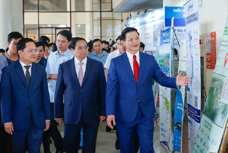 Thủ tướng đề nghị chính quyền, nhân dân tỉnh Bắc Ninh định hướng hành động theo 16 chữ: Khai phá tiềm năng, khẳng định chính mình, kiên định mục tiêu, kiến tạo thịnh vượng, hướng tới mục tiêu trong 16 chữ: Bắc Ninh văn hiến, Hội tụ tinh hoa, Đoàn kết, kiên cường, Phồn vinh, hạnh phúc.