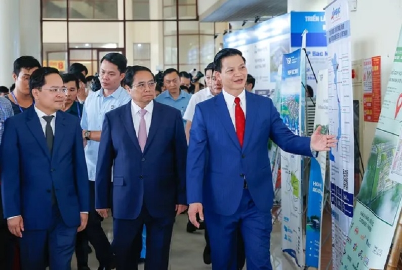 Thủ tướng đề nghị chính quyền, nhân dân tỉnh Bắc Ninh định hướng hành động theo 16 chữ: Khai phá tiềm năng, khẳng định chính mình, kiên định mục tiêu, kiến tạo thịnh vượng, hướng tới mục tiêu trong 16 chữ: Bắc Ninh văn hiến, Hội tụ tinh hoa, Đoàn kết, kiên cường, Phồn vinh, hạnh phúc.