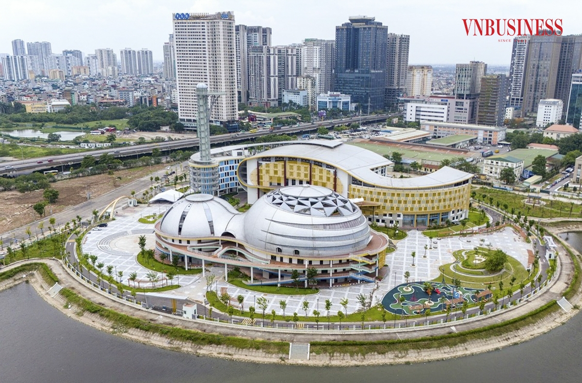 Cung Thiếu nhi Thành phố Hà Nội được xây dựng tại khu công viên hồ điều hòa CV1 với tổng diện tích lên đến gần 40.000 m2, diện tích xây dựng hơn 10.000 m2, với vị trí giáp ranh thuộc địa bàn 2 quận Cầu Giấy và Nam Từ Liêm.