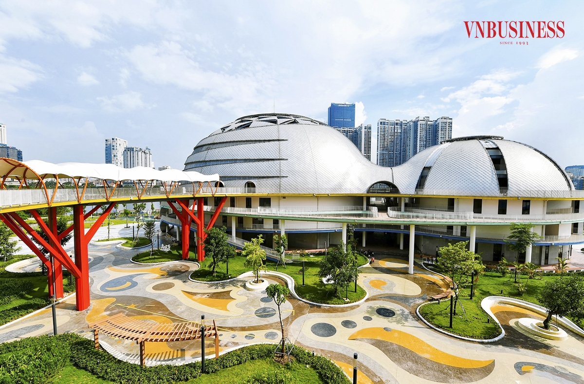 Chia sẻ với VnBusiness, ông Dương Minh Đức, Giám đốc Cung Thiếu nhi Hà Nội cho biết “Dự án được thiết kế theo chủ đề Ươm mầm và Phát triển với hai tòa nhà lớn hình tròn làm trung tâm, tạo nên hình dáng tổng thể mềm mại, liền khối với nhiều ý tưởng thiết kế mới lạ, độc đáo, gần gũi với thiên nhiên để vừa phù hợp với thiếu nhi, vừa mang tính giáo dục cao”.