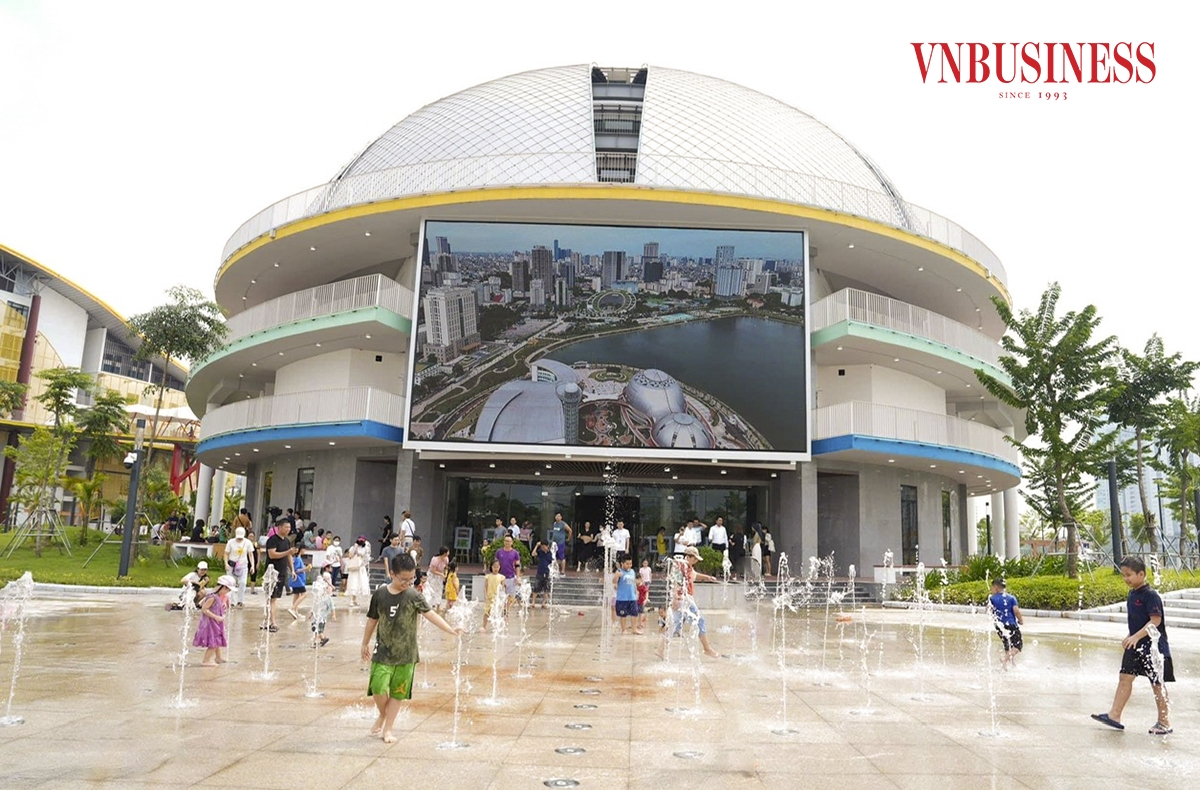 Ngay cổng chính là khu vực nhạc nước để trẻ em vui chơi. Cung thiếu nhi Hà Nội là một trong những công trình lớn chào mừng kỷ niệm 70 năm ngày Giải phóng Thủ đô.