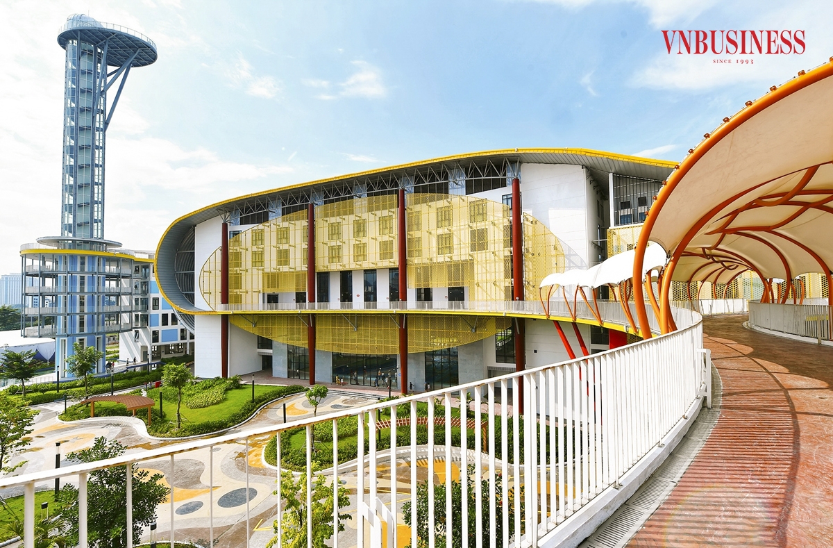 Điểm nhấn của công trình là Tháp Thiên văn với 18 tầng, cao 68m nằm gần phía đường Phạm Hùng. Theo thiết kế, Cung Thiếu nhi gồm tháp thiên văn, khu vui chơi được chia thành hai khu A và B, kết nối với nhau bằng cây cầu cách điệu mang đến một không gian rộng rãi và hiện đại.