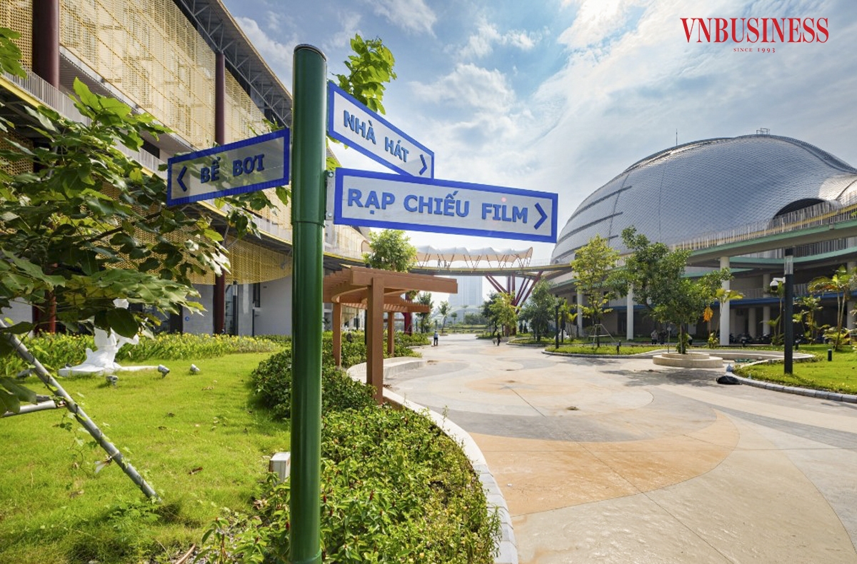 Cây xanh, thảm cỏ được bố trí nhiều trong không gian chung của công trình, tạo nên cảnh quan xanh mát, thân thiện môi trường.