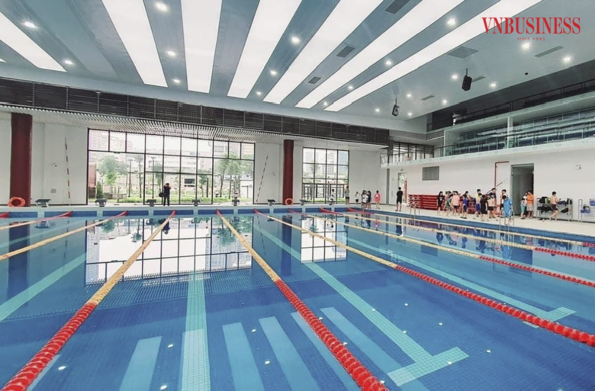Tại tòa nhà B, bể bơi bốn mùa được thiết kế ngay dưới tầng 1, cùng với đó là khu học tập, văn phòng và khu thể thao.