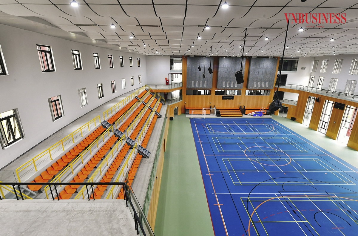 Công trình còn có nhà thi đấu 500 chỗ, các phòng học chức năng và thư viện... Tất cả được đầu tư theo quy chuẩn, sở hữu nét kiến trúc hiện đại.