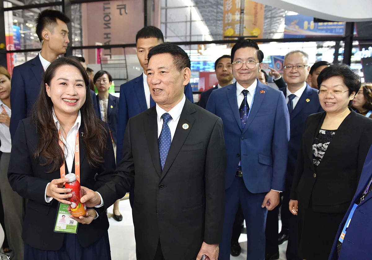 Phó thủ tướng Hồ Đức Phớc thăm quan gian hàng của Tập đoàn TH tại Hội chợ ASEAN - Trung Quốc &lpar;CAEXPO&rpar; lần thứ 21. Ảnh: Công Tuyên