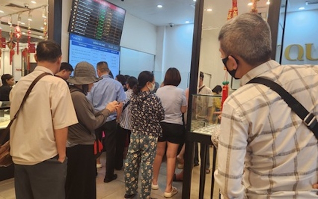 Người dân xếp hàng mua vàng tại cửa hàng vàng Phú Quý trên đường Trần Nhân Tông vào chiều ngày 25/9.