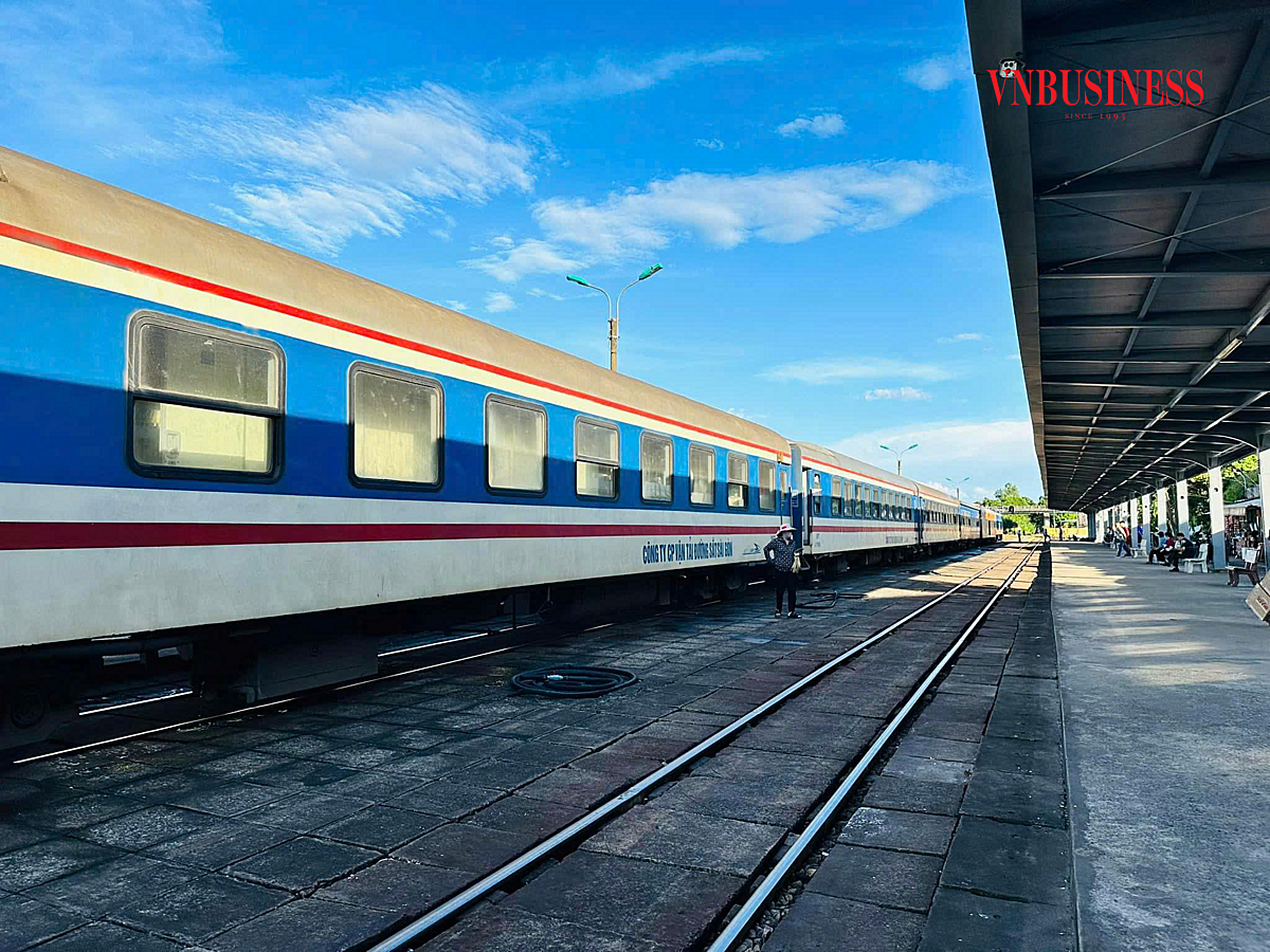 Tổng công ty Đường sắt VN cho biết sẽ áp dụng nhiều chính sách giảm giá ưu đãi đối với vé tàu khách tuyến Bắc - Nam dịp tết Ất Tỵ 2025.