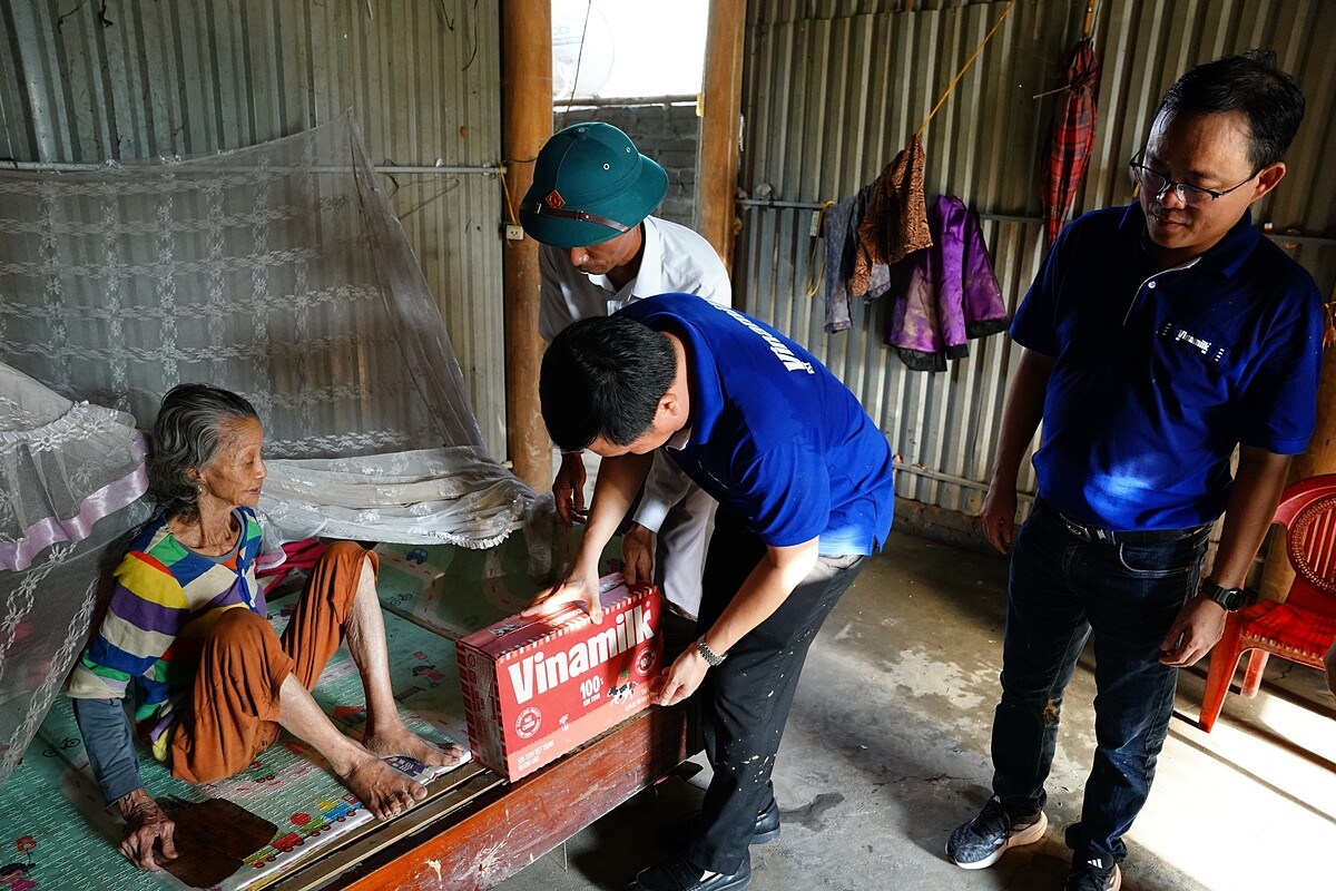 Hơn 3.500 phần quà gồm sữa, nước, bánh… do các nhân viên Vinamilk cùng nhau chuẩn bị trong 1 ngày và tận tay gửi đến những người dân tại Yên Bái, Thái Nguyên. Đa phần các hộ dân đều có người già, trẻ em đang rất cần được tăng cường sức khỏe, dinh dưỡng trong giai đoạn này.