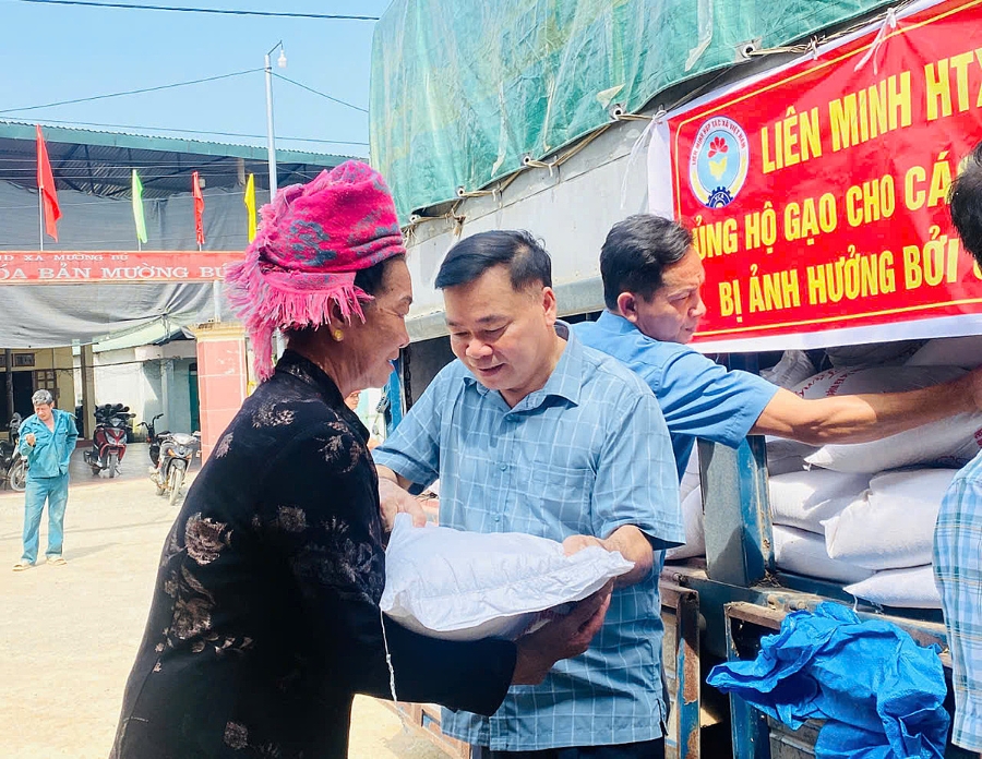 Đại diện Liên minh HTX Việt Nam hỗ trợ gạo cho người dân, HTX ở Sơn La.